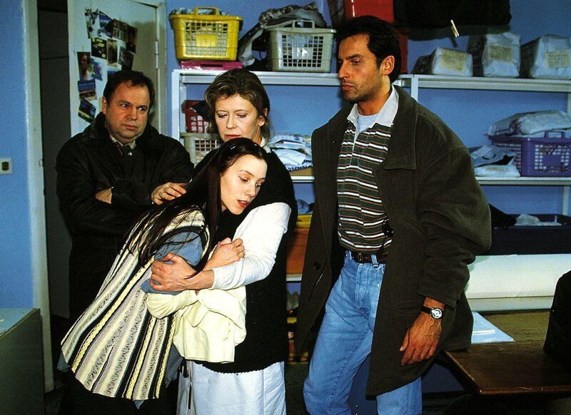 Kommissar Kehler (Wolfgang Bathk, li.) und sein Kollege Mike Eschenbach (Matthias Bullach) teilen Maria Franke (Franziska Petri, li.) und Regina Budka (Lisa Kreuzer) mit, daß Peter Budka erschossen wurde. – Bild: RTL