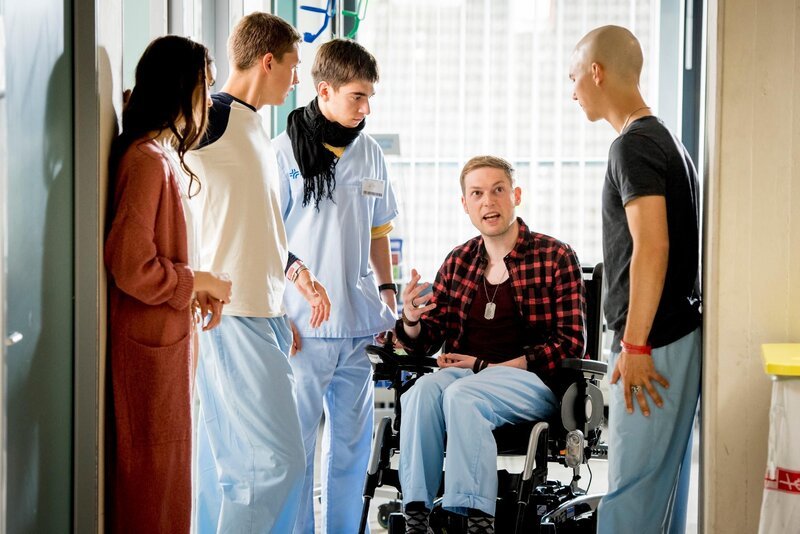 Emma (Luise Befort), Jonas (Damian Hardung, 2.v.l.), Toni (Ivo Kortlang) und Leo (Tim Oliver Schultz, r.) wollen Ruben (Dominik Buch, 2.v.r.) helfen, der von anderen Patienten auf seiner Station in eine unschöne Situation gebracht wurde. – Bild: RTL /​ Martin Rottenkolber