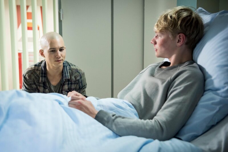 Leo (Tim Oliver Schultz, l.) besucht seinen Zimmernachbarn Simon (Bruno Alexander). – Bild: RTL /​ Martin Rottenkolber