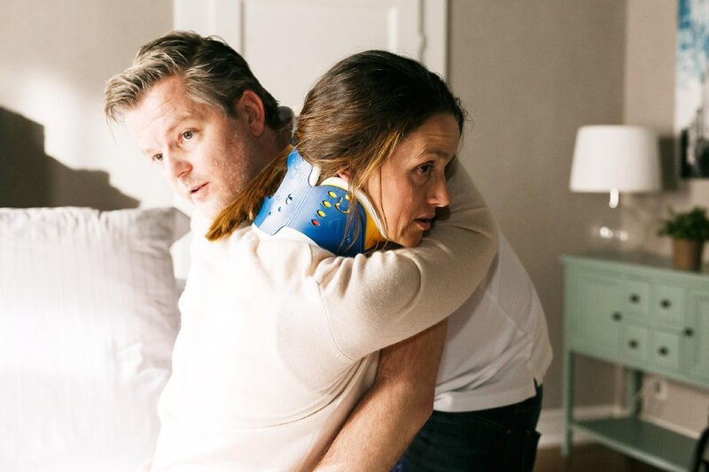 Ingo (André Dietz) arbeitet mit Jenny (Kaja Schmidt-Tychsen), die motiviert ist, ihre Therapie voranzutreiben. – Bild: RTL /​ Kai Schulz