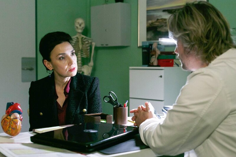 Simone (Tatjana Clasing) muss erkennen, dass der Stress der letzten Zeit seinen Tribut fordert, als Finn (Christopher Kohn) eine besorgniserregende Diagnose stellt. – Bild: RTL /​ Kai Schulz