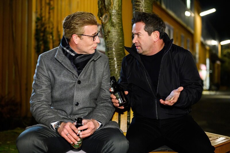 Marian (Sam Eisenstein, l.) erkennt durch Christoph (Lars Korten), welche Auswirkungen sein Geheimnis haben könnte. – Bild: RTL /​ Willi Weber