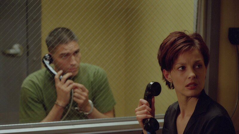 Claire Kubik (Ashley Judd) versteht die Welt nicht mehr. Ihr Mann Tom Kubik (James Caviezel) wird plötzlich verhaftet. Er soll unter einem anderen Namen Zivilisten im Krieg getötet haben. – Bild: ZDF und Lionsgate Claire Kubik (Ashley Judd) versteht die Welt nicht mehr. Ihr Mann Tom Kubik (James Caviezel) wird plötzlich verhaftet. Er soll unter einem anderen Namen Zivilisten im Krieg getötet haben. – Bild: ZDF und Lionsgate