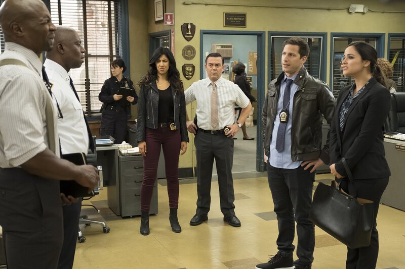 (v.l.n.r.) Terry Jeffords (Terry Crews); Ray Holt (André Braugher); Rosa Diaz (Stephanie Beatriz); Charles Boyle (Joe Lo Truglio); Jake Peralta (Andy Samberg); Amy Santiago (Melissa Fumero) – Bild: NBCUniversal Media, LLC /​ John P. Fleenor