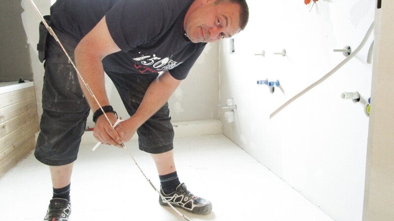 Das Team von „Zuhause im Glück“ will Norman und seiner Familie dabei helfen, in einem neuen sauberen Heim endlich genug Raum und Zeit zur Genesung zu finden, Norman ist zum zweiten Mal an Leukämie erkrankt. Im Bad muss nachgemessen werden. – Bild: RTL II /​ UFA Factual