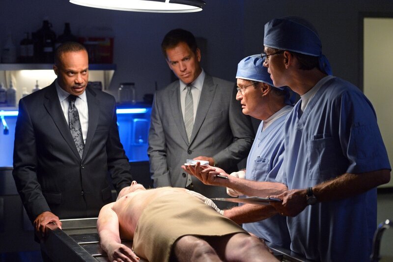 Leon Vance (Rocky Carroll, l.), Anthony DiNozzo (Michael Weatherly, 2.v.l.), Dr. Donald Mallard (David McCallum, 2.v.r.) und Jimmy Palmer (Brian Dietzen, r.) müssen herausfinden, warum die Leiche eines US-Bürgers, der in Russland lebte, von zwei Kugeln durchbohrt wurde … – Bild: CBS Broadcasting, Inc.