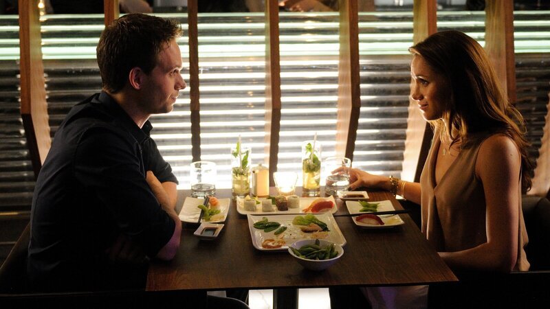 Mike (Patrick J. Adams) und Rachel (Meghan Markle) wollen ihrer Beziehung eine echte Chance geben – doch Mikes Geheimnis, das ihn mit Harvey verbindet, steht zwischen ihnen. – Bild: ZDF und USA Network