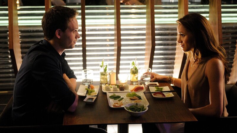 Mike (Patrick J. Adams) und Rachel (Meghan Markle) wollen ihrer Beziehung eine echte Chance geben – doch Mikes Geheimnis, das ihn mit Harvey verbindet, steht zwischen ihnen. – Bild: ZDF und USA Network