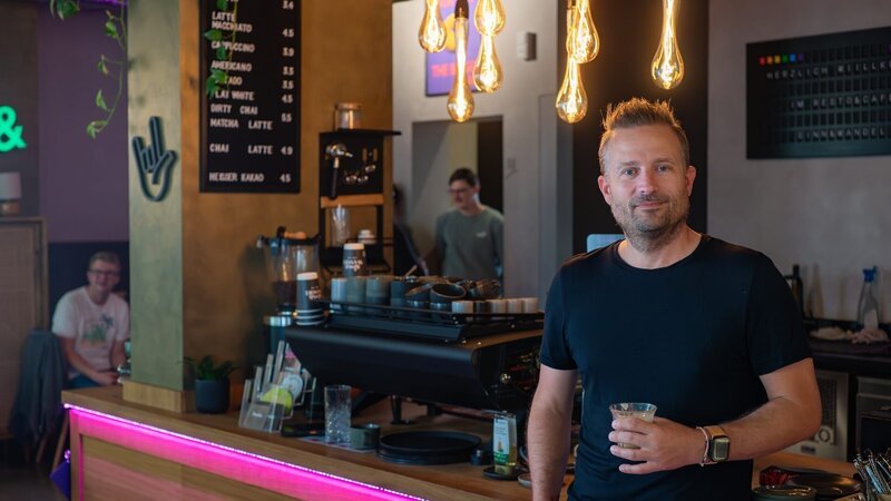 Sascha Nuhn ist Cafébesitzer, Visionär und Brückenbauer zwischen zwei Welten – der der Hörenden und der Gehörlosen. – Bild: ZDF und Tonio Lausberg