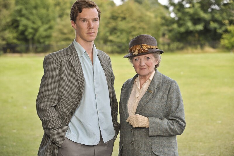 Luke Fitzwilliam (Benedict Cumberbatch) und Miss Marple (Julia McKenzie, r). – Bild: Ale Kino! /​ ITV Global Entertainment