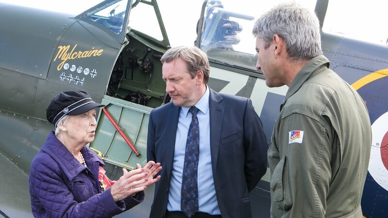 Molly Darnley (June Whitfield) erzählt John Barnaby von ihrer großen Zeit bei der Royal Airforce. Molly Darnley (June Whitfield), DCI Inspector Barnaby (Neil Dudgeon). – Bild: ZDF und Mark Bourdillon