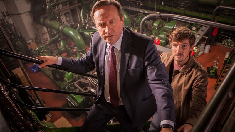 Barnaby (Neil Dudgeon, l.) und Nelson (Gwilym Lee, r.) durchsuchen die alte Keksfabrik nach Hinweisen auf den Mord. – Bild: ZDF und Mark Bourdillon