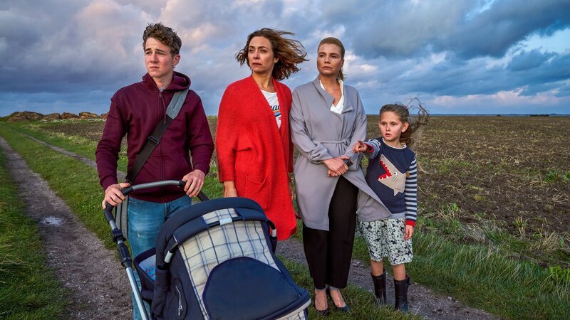 Ella (Annette Frier, 2.v.r.), Christina (Julia Richter, 2.v.l.), Ben (Oscar Brose, l.) und Klara (Zora Müller, r.) entdecken aus der Ferne, dass ihr Haus lichterloh brennt. – Bild: ZDF und Marc Vorwerk