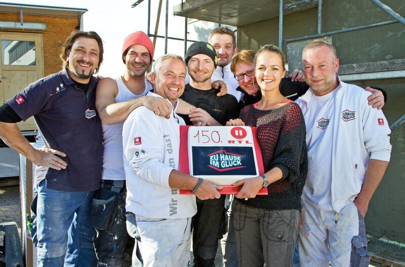 Das Team von Zuhause im Glück freut sich über die 150. Sendung – Bild: RTL II