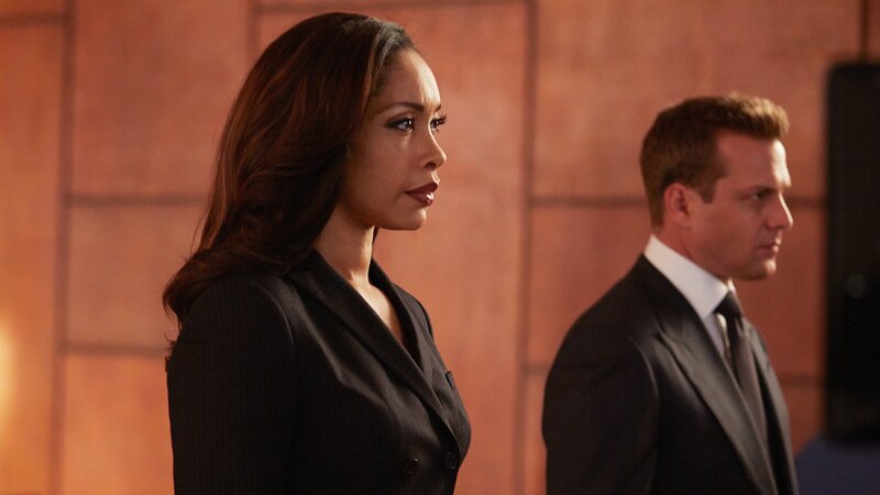 Die Untersuchungen der Börsenaufsicht sind für Jessica (Gina Torres) und Harvey (Gabriel Macht) eine große Belastung. Niemand in der Kanzlei Pearson Specter scheint mehr sicher. – Bild: ZDF und USA Network