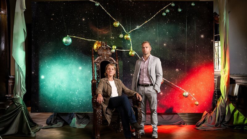 Marie Brand (Mariele Millowitsch) und Jürgen Simmel (Hinnerk Schönemann) müssen sich in ihrem neuen Fall mit Verschwörungstheorien rund um das Planetensystem Aldebaran beschäftigen. – Bild: ZDF und Martin Valentin Menke