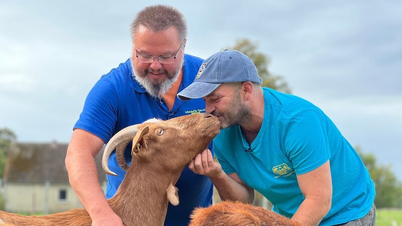 Peter (l.) und Daniel Rotter (r.) leben mit rund 300 geretteten Tieren auf ihrem Lebenshof an der Ostsee. – Bild: ZDF und Marisa Panenka