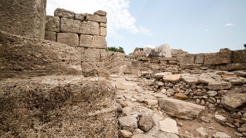 Troja, der legendäre Schauplatz des trojanischen Krieges. Ein Krieg, der angeblich zehn Jahre dauerte und der mit dem vielleicht berühmtesten Trick der Geschichte endete – dem Trojanischen Pferd.; Die Doku geht auf Spurensuche an den westlichen Ufern der heutigen Türkei. – Bild: TVNOW /​ Windfall Films Ltd