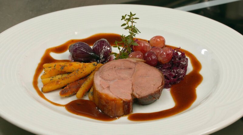 Herrgottsschnitzerei im „Oberammergauer Weihnachtsengel“; „Alte Post“ im Walgau (Oberland); Dessert in Bad Tölz; Weihnachtsschnitzereien des Oberammergauer Krippenweges; Lammschulter im „Werdenfelser Hof“ in Garmisch Partenkirchen. – Bild: BR