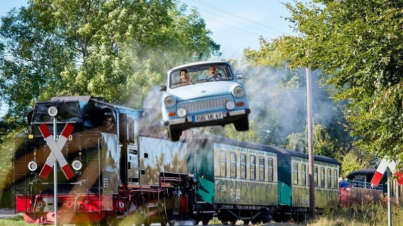 Flieg Trabbi flieg! Dana (Gizem Emre) und Semir (Erdogan Atalay) heben mit dem Trabbi ab … – Bild: MG RTL D /​ Guido Engels