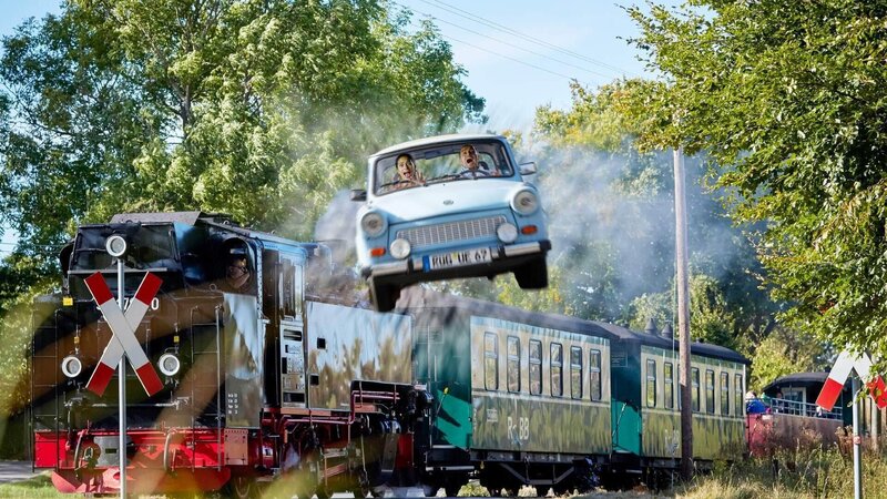 Flieg Trabbi flieg! Dana (Gizem Emre) und Semir (Erdogan Atalay) heben mit dem Trabbi ab … – Bild: MG RTL D /​ Guido Engels