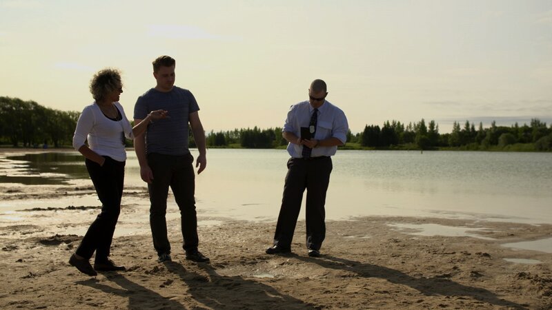 Die weibliche Detektivin spricht mit dem Mann, während der andere Detektiv es aufschreibt. – Bild: Z/​abacus /​ Crime + Investigation /​ abacus media