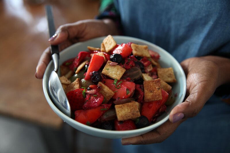 Nadiyas Familien-Lieblingsrezepte Folge 3 Libanesisches Salatgericht: Fattusch – Bild: SRF/​BBC