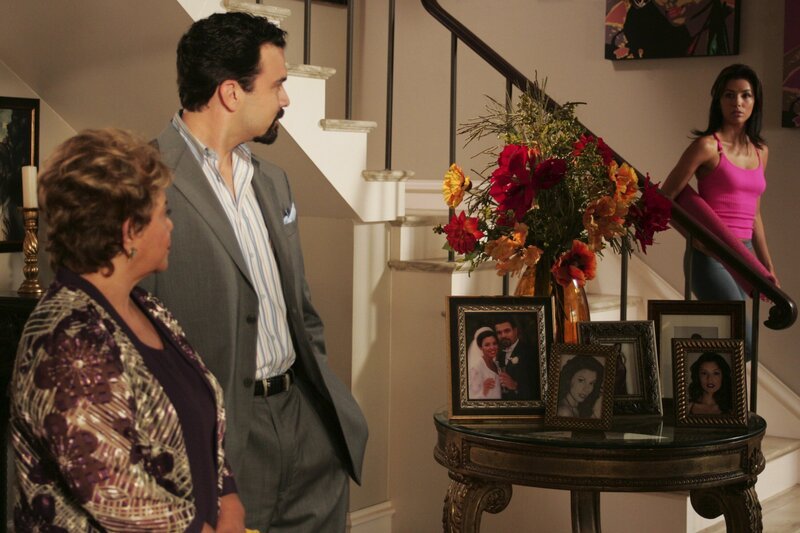DESPERATE HOUSEWIVES – „Come In, Stranger“ -- A break-in on Wisteria Lane leaves the neighbors feeling vulnerable, especially Susan -- who reluctantly accepts a date with a persistent policeman (guest star Steven Eckholdt) after Mike Delfino appears indifferent to her -- and a lonely Bree, who finds herself bonding with Mary Alice’s troubled son, Zach. Meanwhile, Lynette and Tom pull out all the stops to get their uncontrollable twins accepted at a prestigious private school, and the unexpected arrival of Carlos’ mother (guest star Lupe Ontiveros) puts a crimp in Gabrielle’s covert love life. – Bild: Turner /​ TOUCHSTONE TELEVISION
