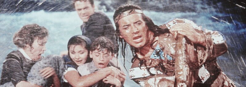 Mit aller Mühe versuchen Winnetou (Pierre Brice, r.) und Richard Forsyth (Terence Hill, hinten), das Floß der Siedler durch die Stromschnellen zu lenken … – Bild: ProSieben Media AG