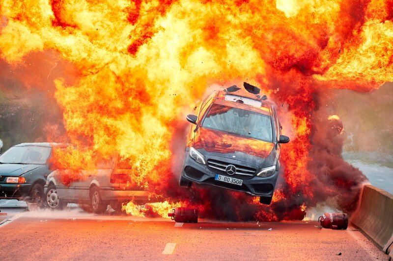 Bei der Verfolgung der Gangster, die Sanja Sohl als Geisel genommen haben, kommt es zu einer Schießerei und wilden Verfolgungsjagd auf der Autobahn, die in einer Explosion endet … – Bild: MG RTL D /​ Guido Engels