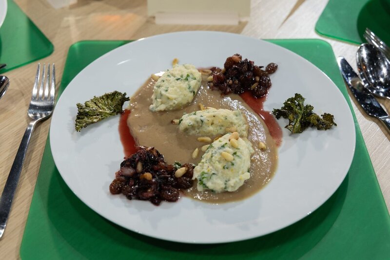 Tagesmotto „Vegetarisches Wintergericht“: Grünkohl-Malfatti mit Maronensauce, warmem Radicchio und Grünkohl-Chips von Stefan Binder – Bild: ZDF and Norman Kalle