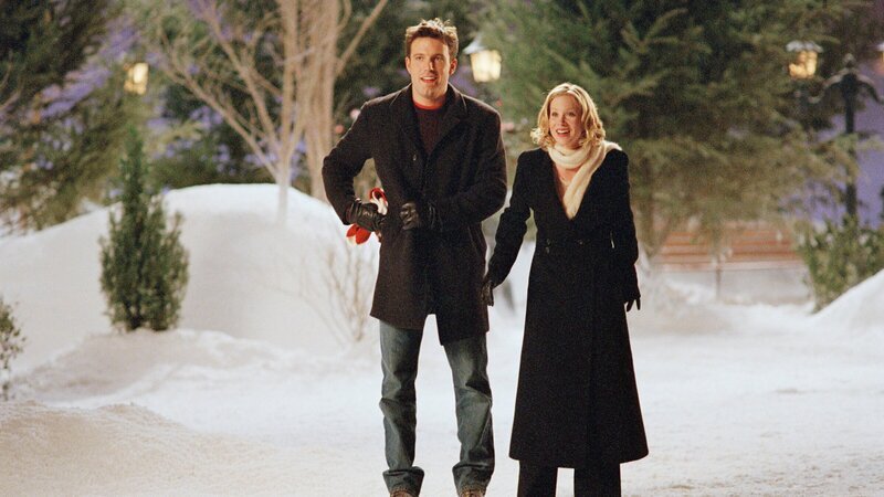 Drew (Ben Affleck) und Alicia (Christina Applegate) lernen sich in der Weihnachtszeit besser kennen. – Bild: ZDF und Paramount