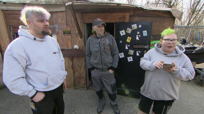 Lausi (re.) und Paddy (li.) planen ein großes Punkertreffen – Bild: RTLZWEI