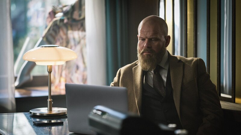 Unter verschiedenen Pseudonymen verfasst Modeverkäufer Tom Hallsténsen (Anders Baasmo) im Internet Hasskommentare – vor allem gegen selbstbewusste Frauen und gesellschaftliche Minderheiten. – Bild: ZDF und LUKAS SALNA