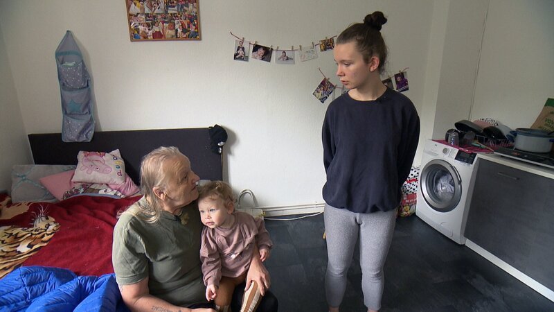 Petra (li.) stattet Lisa einen spontanen Besuch ab. Sie hat ihre Enkelin und Urenkelin Prya schon seit zwei Monaten nicht mehr gesehen und ist etwas aufgeregt. – Bild: RTLZWEI