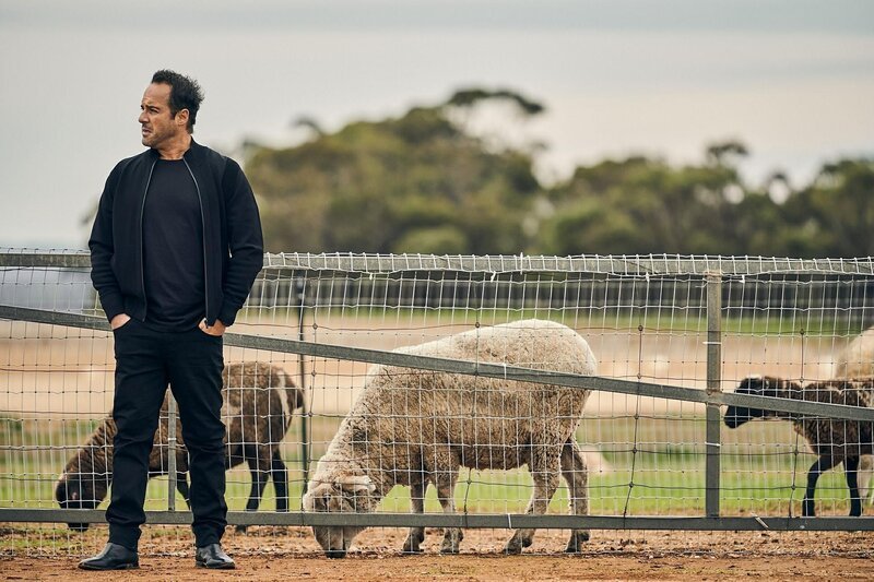 Der schwerreiche griechische Drogenboss Kosta (Alex Dimitriades) entschließt sich, die Dinge selbst in die Hand zu nehmen und reist nach Australien. – Bild: ZDF /​ Ian Routledge