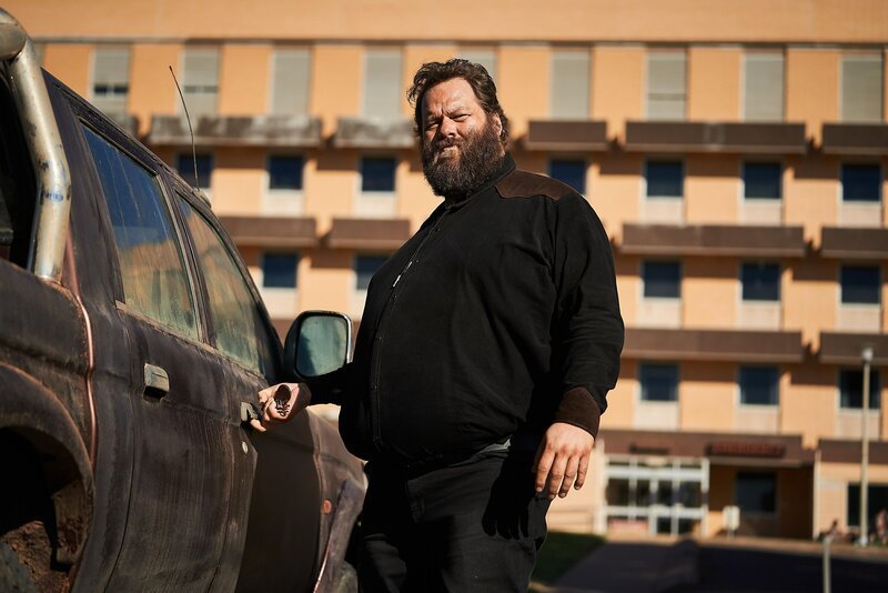 Profikiller Billy Nixon will den Fremden aus nicht näher bekannten Gründen möglichst schmerzhaft ins Jenseits befördern. – Bild: ZDF /​ Ian Routledge