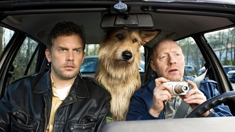 Franz Eberhofer (Sebastian Bezzel, li.) mitsamt Hund Ludwig und Rudi Birkenberger (Simon Schwarz, re.) legen sich auf die Lauer. – Bild: PLURIMEDIA (ARD Degeto /​ BR /​ Constantin Film /​ Bernd Schuller)