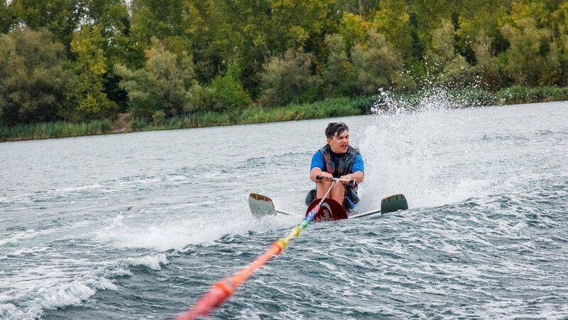 Ole Rehwald (14) ist zum ersten Mal in seinem Leben Wasserski im Sitzen gefahren. Möglich wurde die unvergessliche Erfahrung in einem Wasserskicamp am Hufeisensee in Halle. – Bild: ZDF und Angela Liebich