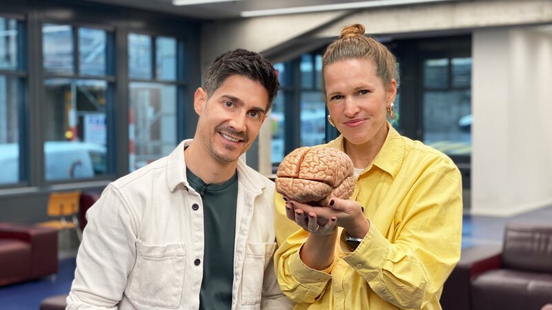 Einstein KI im Kopf – Das Moderationsduo mit einem Gehirnmodell. – Bild: SRF