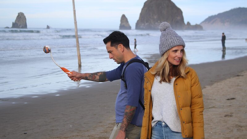 Contributors Jacob Rose (L) and Ciji Dieringer (R) are all smiles as they enjoy one of Oregon’s beautiful beaches as seen on HGTV’s Beachfront Bargain Hunt. – Bild: Discovery, Inc.