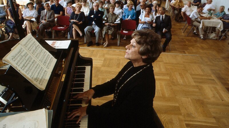 Oma Drombusch (Grete Wurm), ehemals Klavierlehrerin, gibt einen Konzertabend, der Folgen haben wird. – Bild: ZDF und KG Gyula Trebitsch