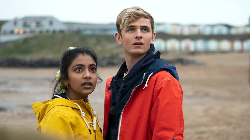 Alex (Otto Farrant) will den Kopf frei kriegen und trifft während seines spontanen Surftrips auf Sabina (Charithra Chandran). Doch dann weckt ein gefährliches Ereignis böse Erinnerungen. – Bild: ZDF und Sophie Mutevelian