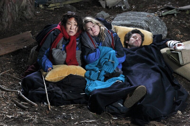 Werden sie die Nacht überstehen? Derek (Patrick Dempsey, r.), Meredith (Ellen Pompeo, M.) und Cristina (Sandra Oh, l.). – Bild: American Broadcasting Companies, Inc. /​ Craig Sjodin