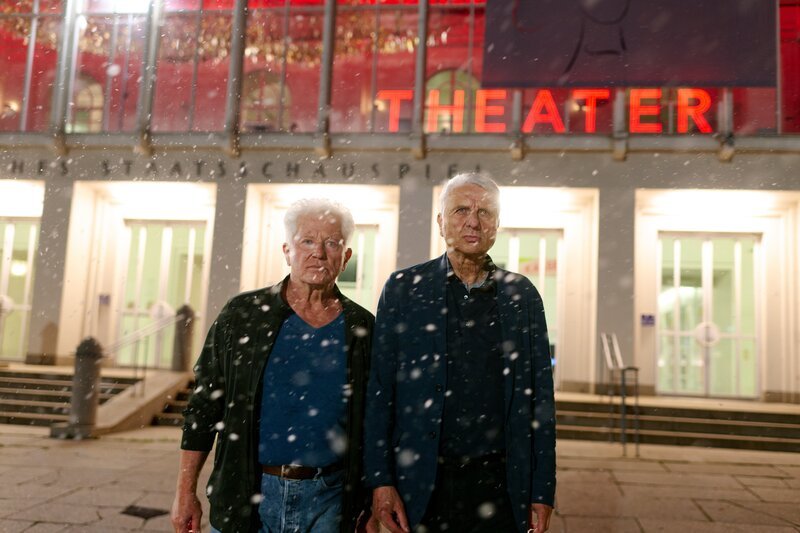 Es schneit. Von links: Kriminalhauptkommissar Ivo Batic (Miroslav Nemec) und Kriminalhauptkommissar Leitmayr (Udo Wachtveitl) vor dem Theater. – Bild: Walter Wehner /​ BR /​ Claussen+Putz Filmproduktion GmbH