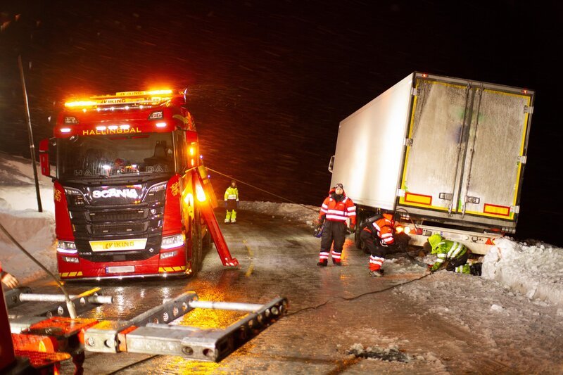 Ein anderer Lkw ist wegen des Windes ebenfalls in den Graben gefahren. Die Hallingdal-Besatzung ist da, um zu helfen. (National Geographic) – Bild: NGC NETWORK INTERNATIONAL, LLC