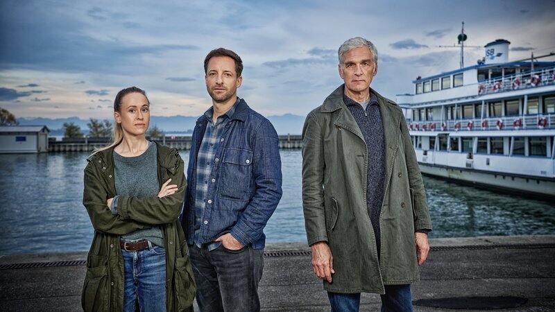 Das Ermittlertrio von „Der Kommissar und der See“: Annika Wagner (Nurit Hirschfeld, l.), Martin Keller (Dominik Maringer, M.) und Robert Anders (Walter Sittler, r.) – Bild: ZDF und Patrick Pfeiffer