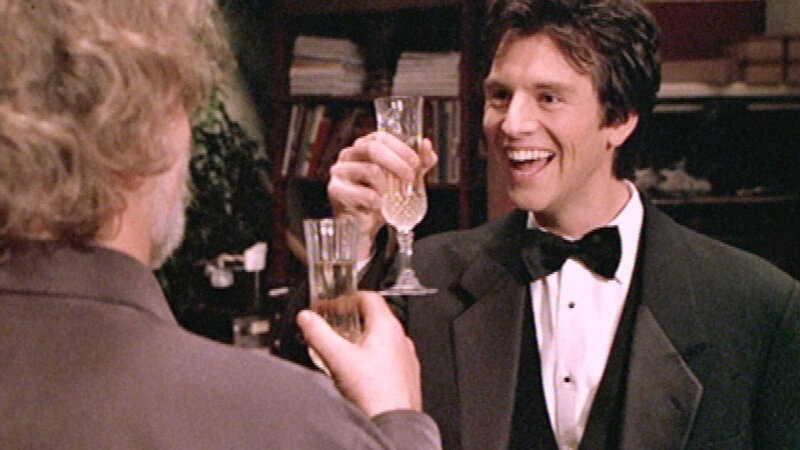 Crawford (Billy Connolly) hat Champagner mitgebracht und stösst mit Gabriel McEnery (Chad Willett, re.) an. – Bild: SRT