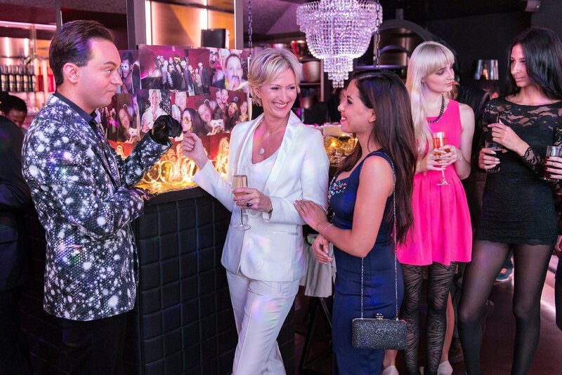 (v.l.) Frederik (Julian F. M. Stoeckel), Liz (Olivia Augustinski) und Sarah (Cherin West) – Bild: RTL Passion