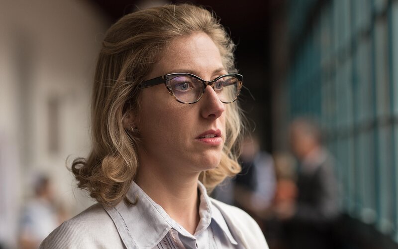 Rita (Cecilia Freire) hat eine beunruhigende Nachricht erhalten. – Bild: Enrique Baró Ubach